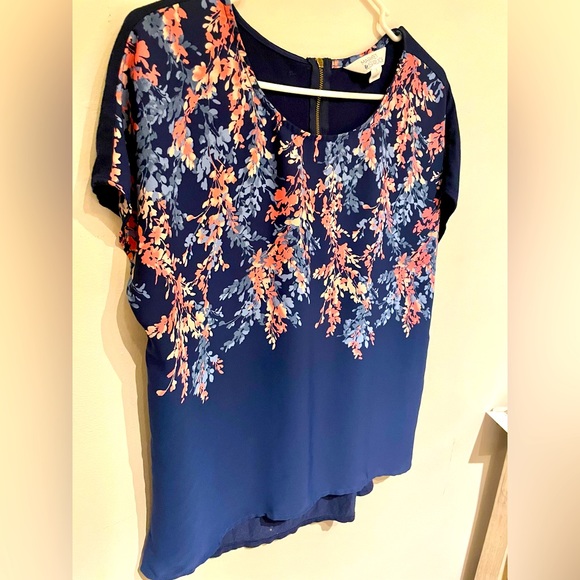 Blue Cap Sleeve blouse w/ beautiful floral print and detail zipper back, size L - Picture 1 of 6